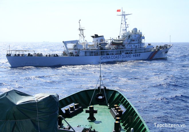 Tàu Hải cảnh của Trung Quốc cắt hướng mũi tàu của Cảnh sát biển Việt Nam.