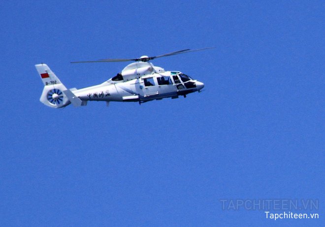 Máy bay trực thăng B702 của Trung Quốc bay tại khu vực giàn khoan.