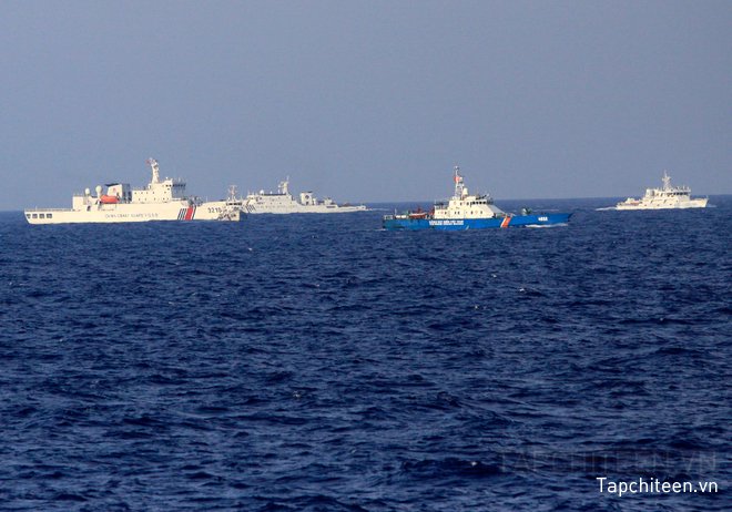 Tàu cảnh sát biển Việt Nam bị 3 tàu Trung Quốc uy hiếp.