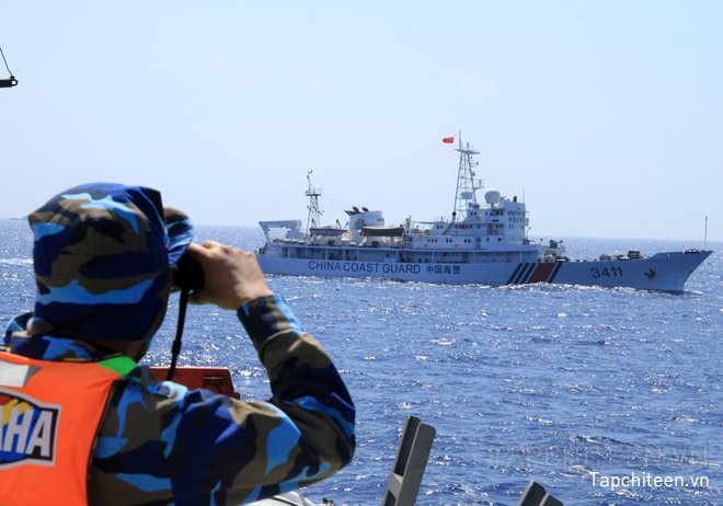 Nhiều tàu của Trung Quốc tiến sát tàu Cảnh sát biển Việt Nam