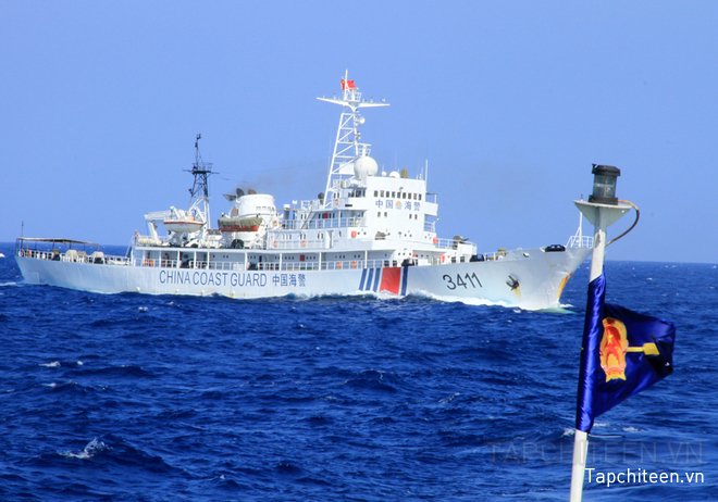Tàu Hải cảnh của Trung Quốc bám sát đuôi tàu của Cảnh sát biển.