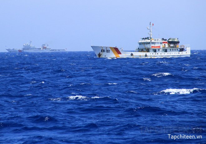Tàu Kiểm ngư của Việt Nam thực thi pháp luật trên biển, phía xa là tàu của Trung Quốc.