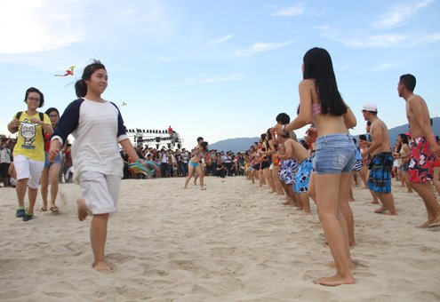 Teen mặc bikini nhảy flashmob ở bãi biển Đà Nẵng