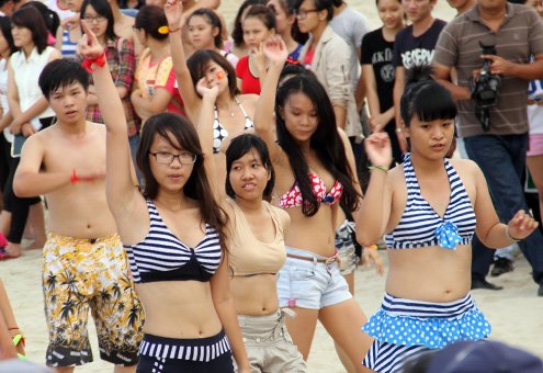 Teen mặc bikini nhảy flashmob ở bãi biển Đà Nẵng 1