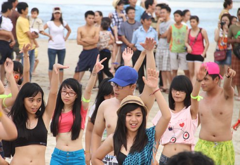 Teen mặc bikini nhảy flashmob ở bãi biển Đà Nẵng 2