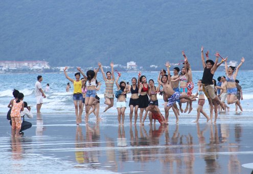 Teen mặc bikini nhảy flashmob ở bãi biển Đà Nẵng 5