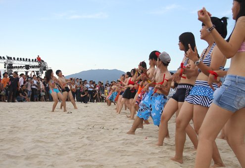 Teen mặc bikini nhảy flashmob ở bãi biển Đà Nẵng 7