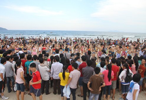 Teen mặc bikini nhảy flashmob ở bãi biển Đà Nẵng 9