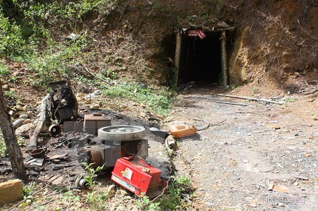 Một hầm khai thác vàng ở Lào Cai