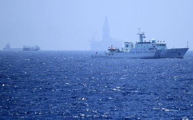 Hàng chục tàu phong tỏa giàn khoan 981 Trái Phép của Trung Quốc