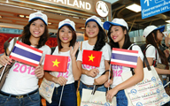 Miss Teen Việt được nhiều người hâm hộ chào đón ở Thái
